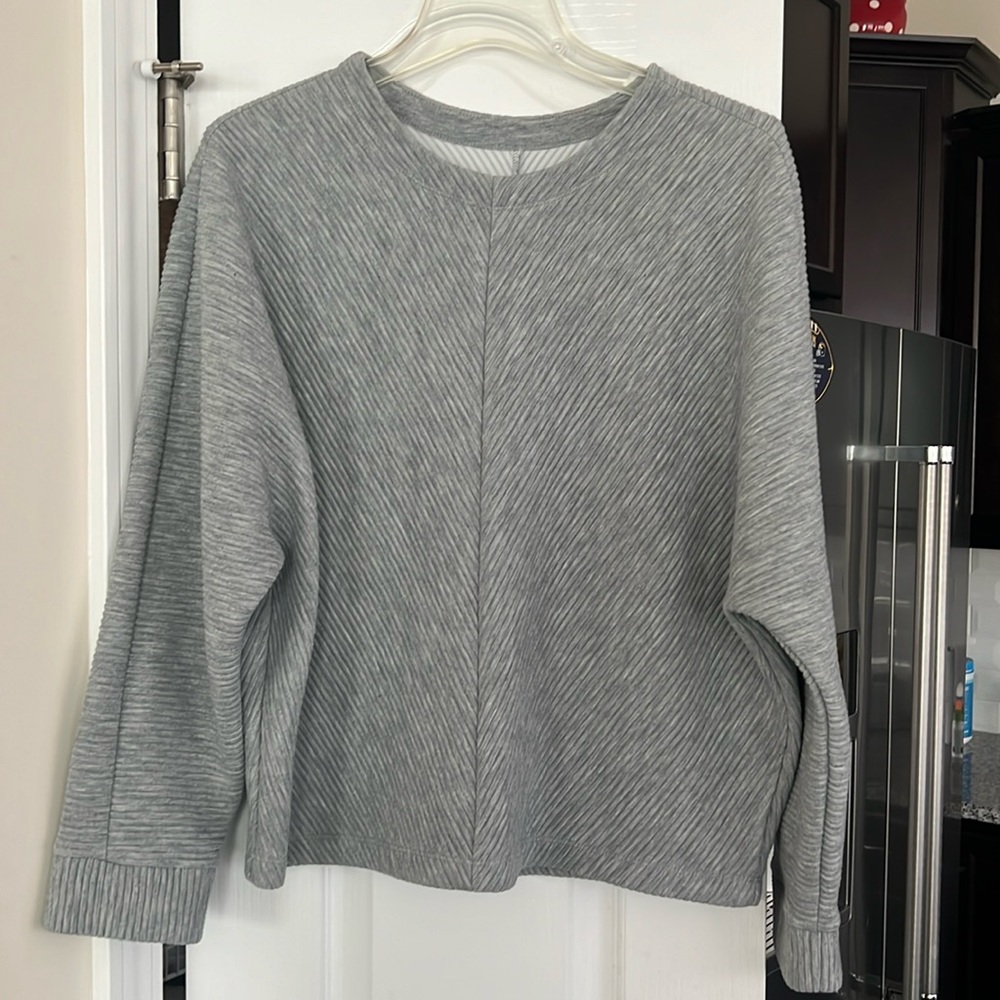 Women’s top. Gray. Size large
